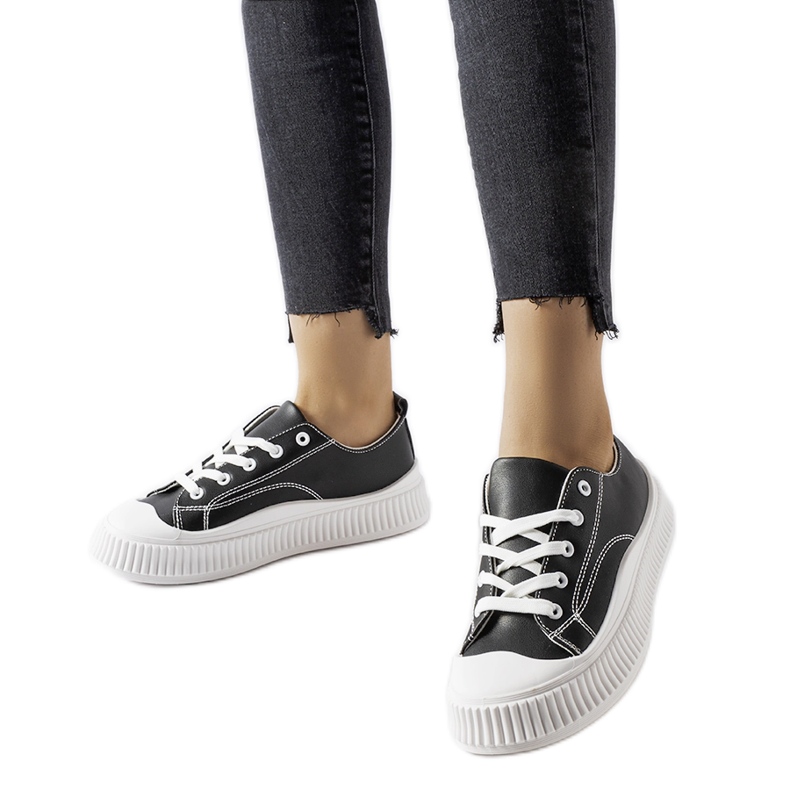 Mustat Erbezzo alustan lenkkarit