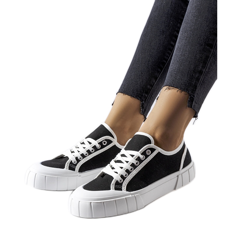 Mustat tennarit paksulla Egidio-alustalla