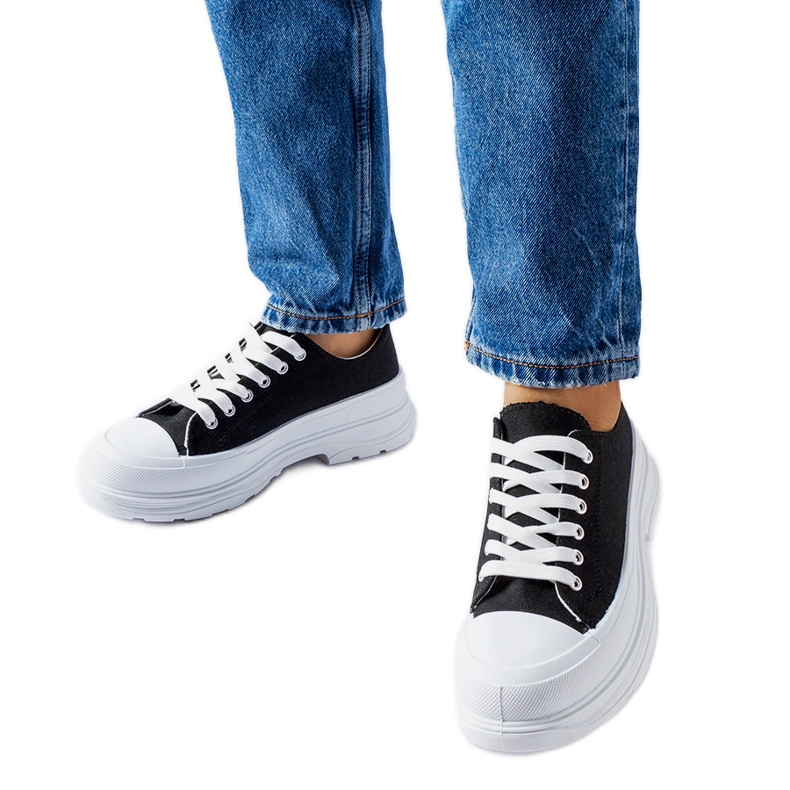 Mustat tennarit, joissa urheilullinen Bettole-pohja