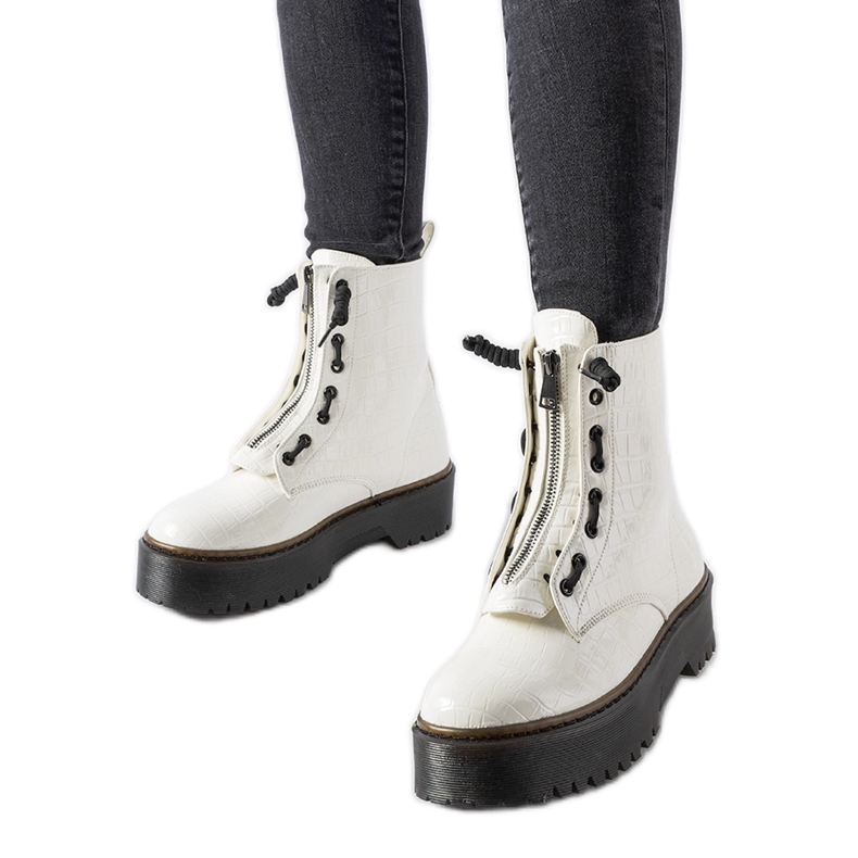 Inna Valkoiset alustanilkkurit, joissa Ascea-kuviointi valkoinen