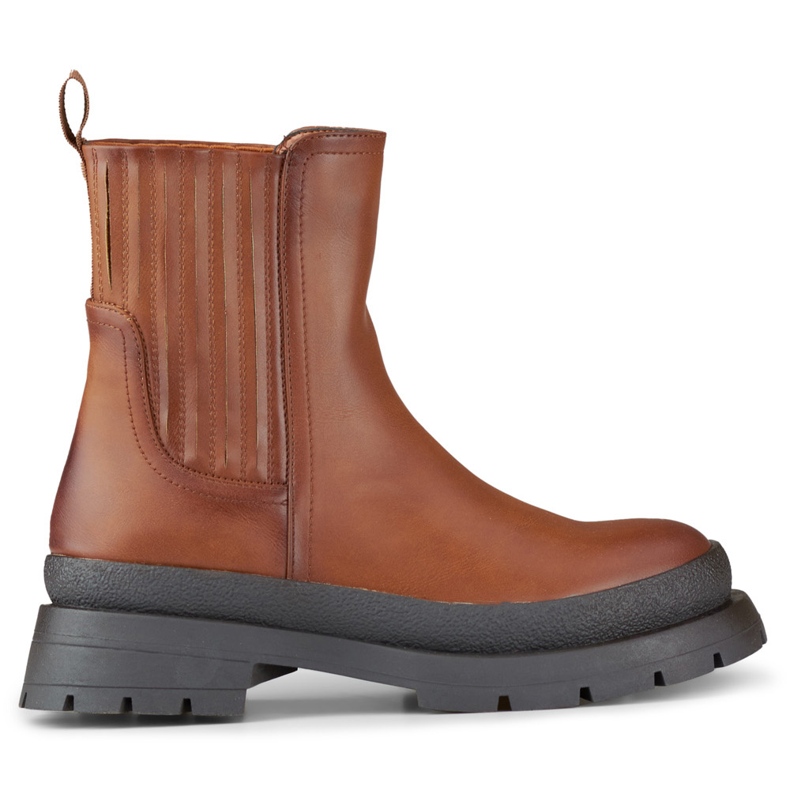 Ruskeat eko-nahasta valmistetut nilkkurit, joissa paksu pohja