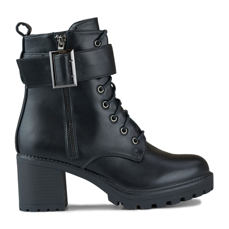 Naisten mustat nilkkurit isolla soljella