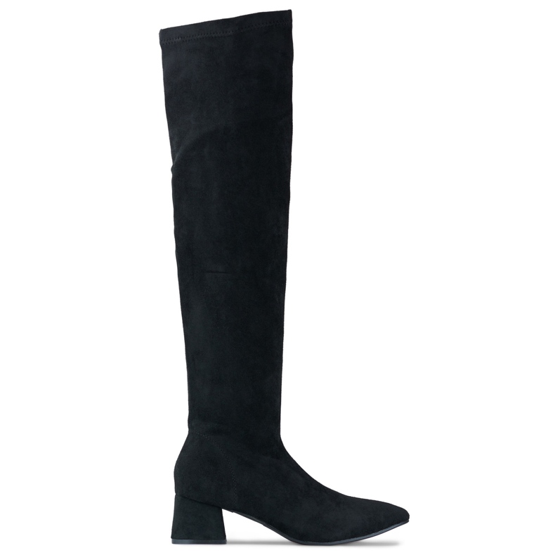 Mustat mokkasaappaat polven yläpuolella matalalla korolla