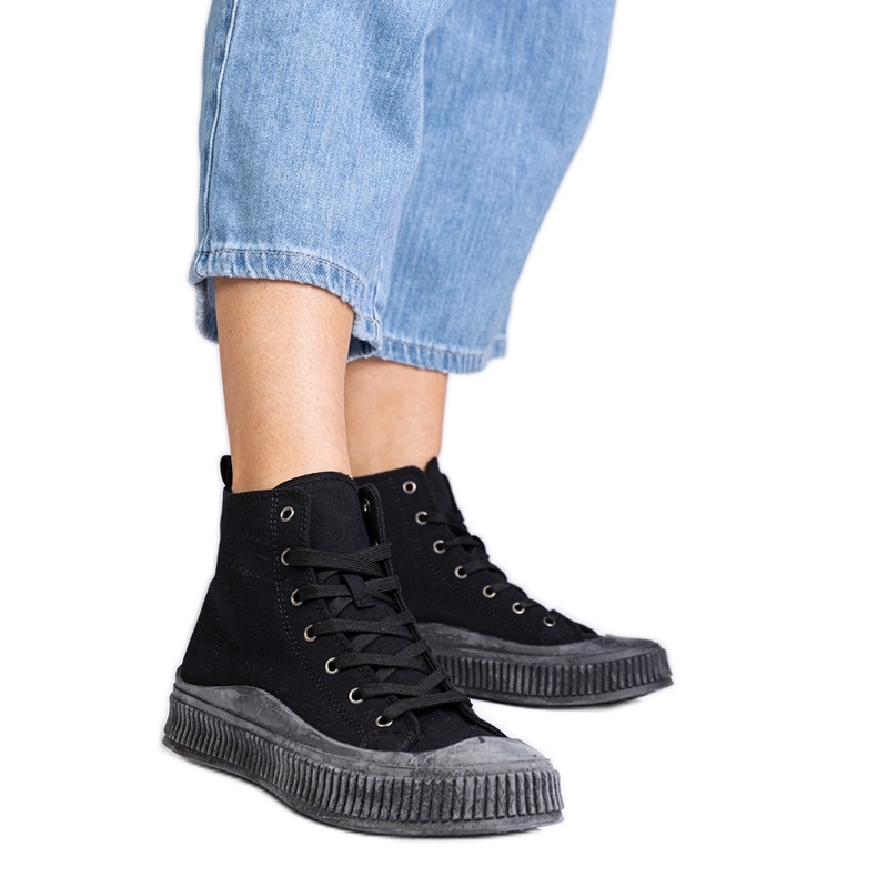 Guerrinon mustat korkeatasoiset tennarit