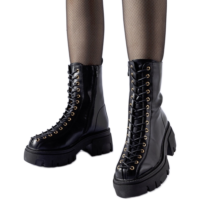 Mustat eristetyt saappaat koristeltu Amla-sidoksella