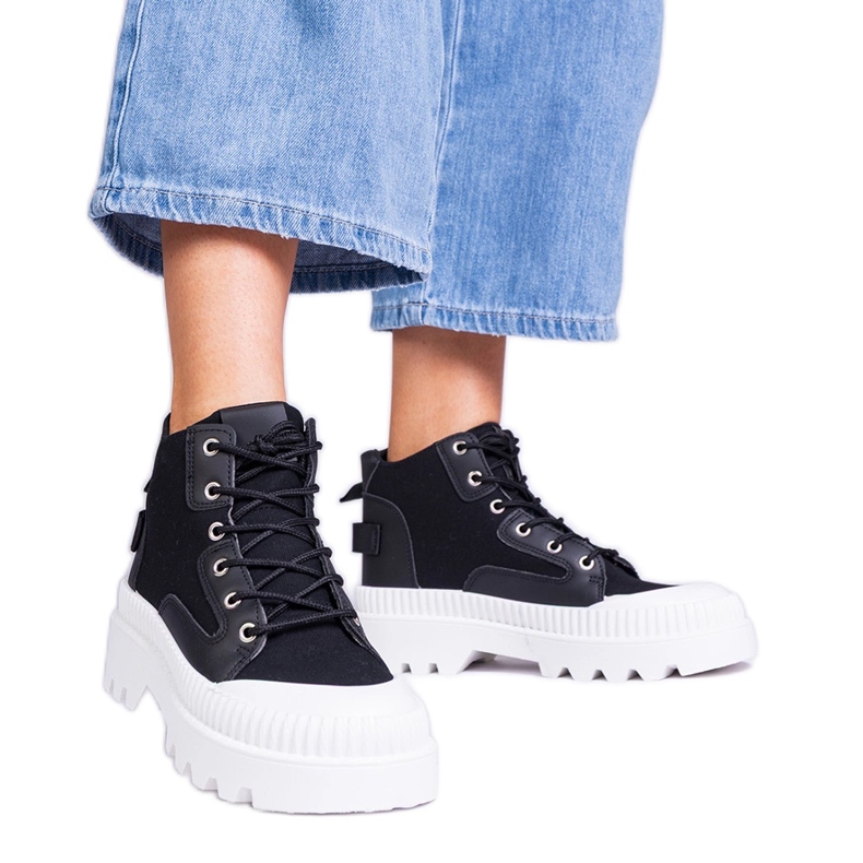 Inna Mustat korkeatasoiset Grotta-lenkkarit