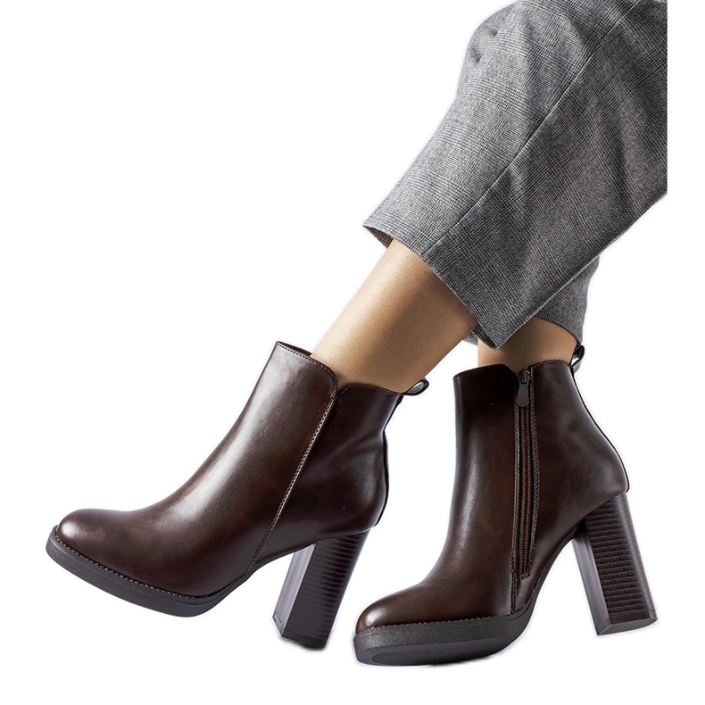 Ruskeat eristettyjä nilkkureita Sambrusonilta