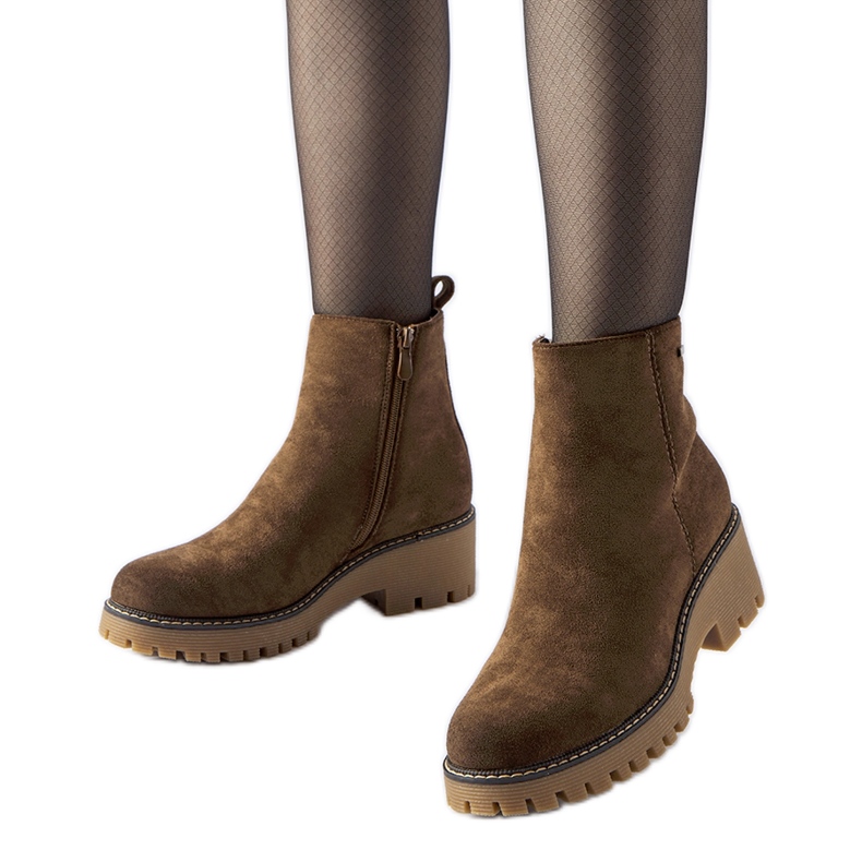 Ruskeat eristetyt nilkkurit, joissa paksu Pieve-pohja