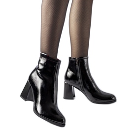 Musta eristetyt patentoidut Carcare-nilkkurit