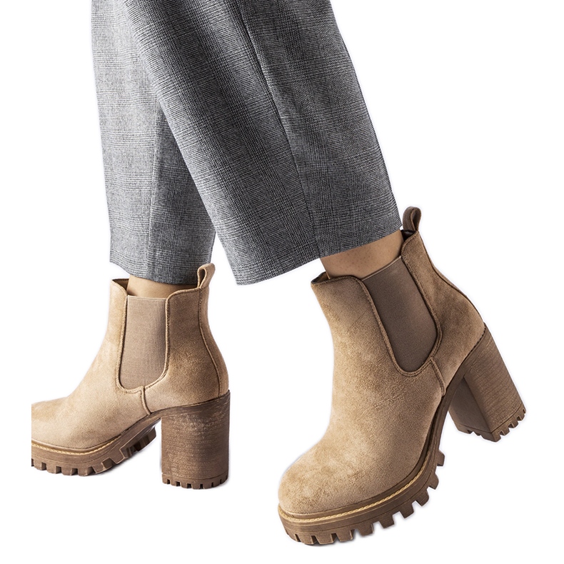 Beiget nilkkurit massiivisella Montelparo-korolla