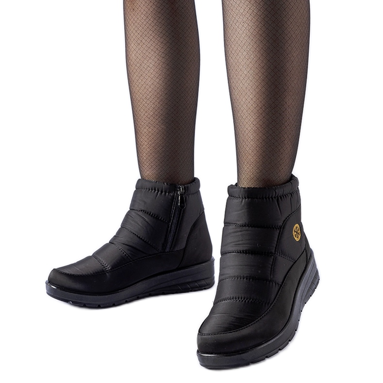 Mustat lumisaappaat, joissa matala kiila Vittore