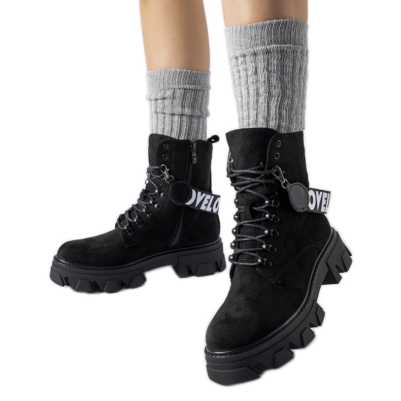 Mustat nilkkurit koristeellisella irrotettavalla olkahihnalla