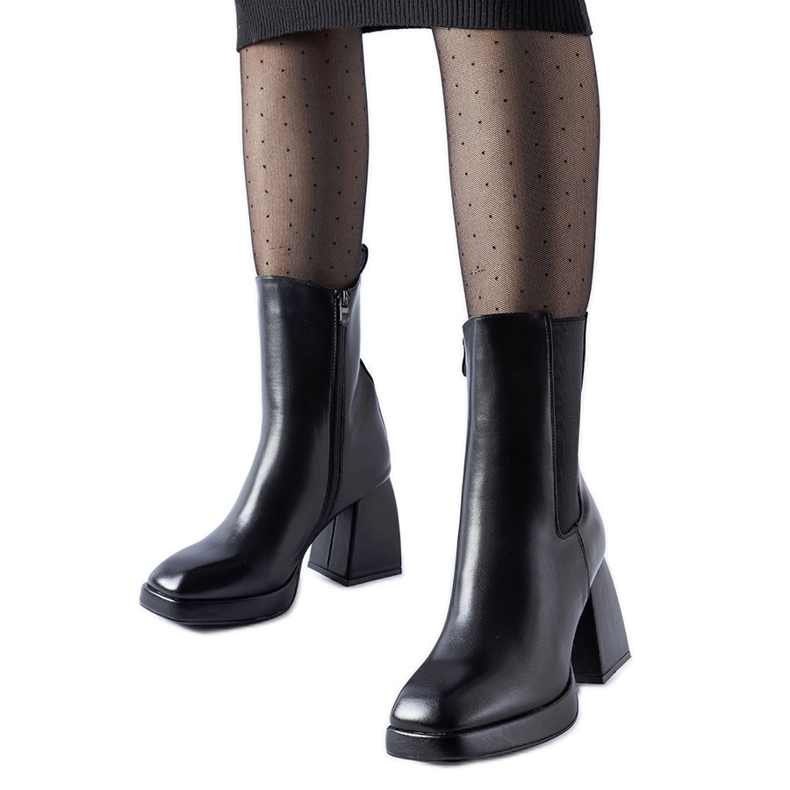 Mustat eristetyt nilkkurit massiivisella Adamo-korolla