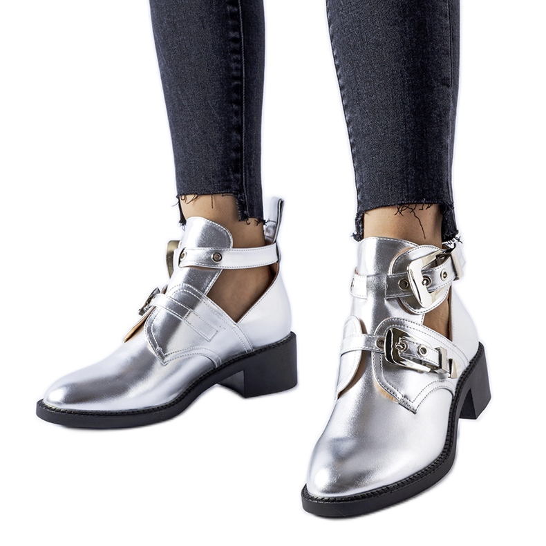 Kirkkaat metalliset, korkeat Ritaldi-nilkkurit hopea