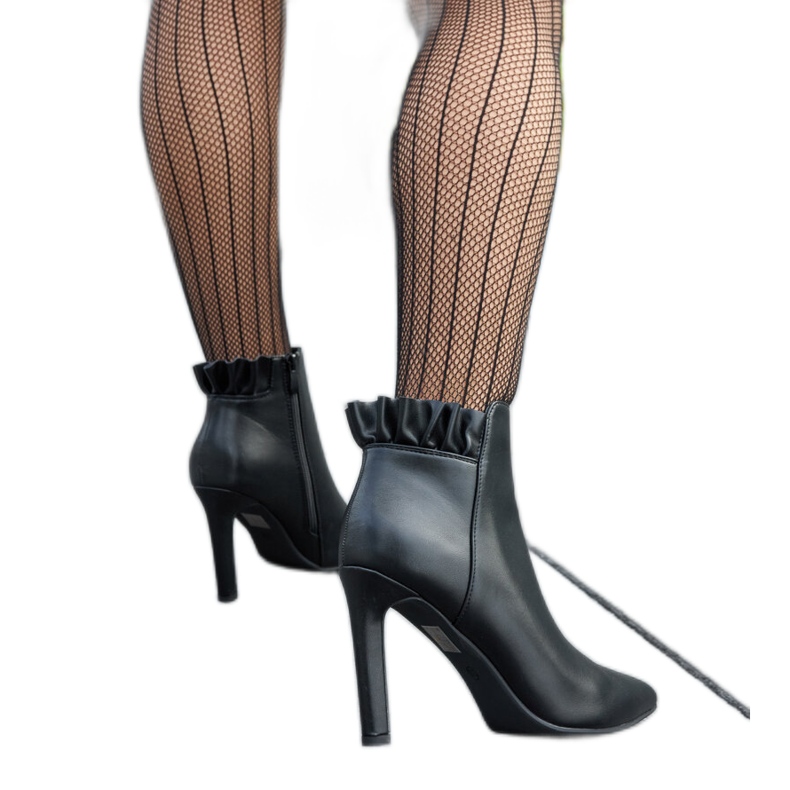 Mustat nilkkurit, joissa röyhelö Roger stilettossa