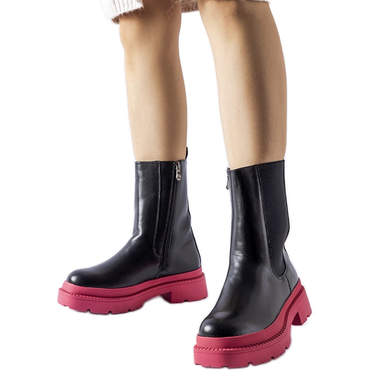 Mustat nilkkurit vaaleanpunaisella Garden-pohjalla