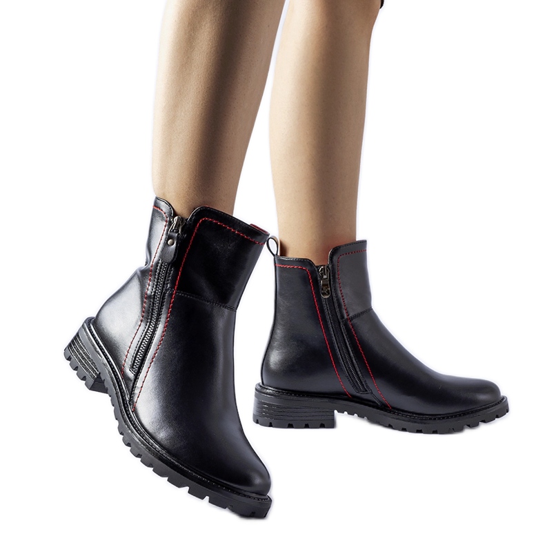 Mustat nilkkurit, joissa koristeellinen punainen lanka Nereo