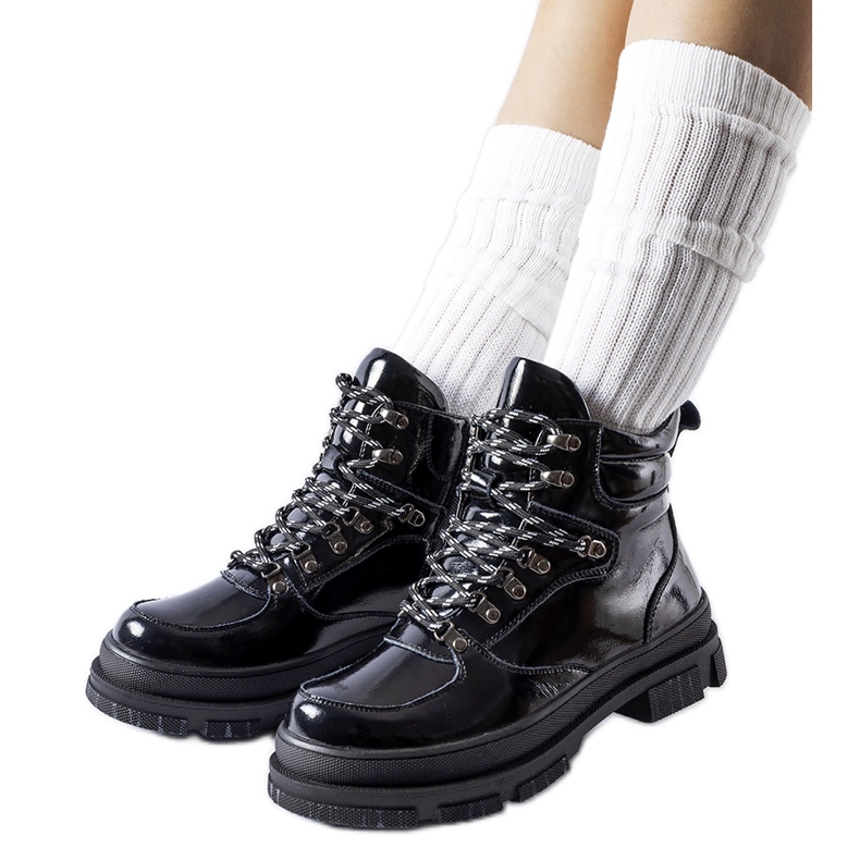 Richardsin mustat lakkasaappaat