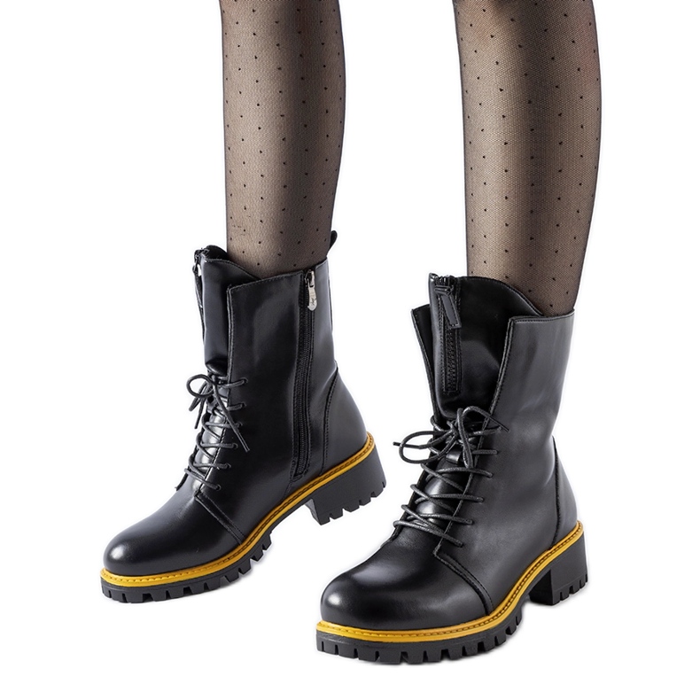 Mustat työsaappaat keltaisella Elisabetta-koristeella