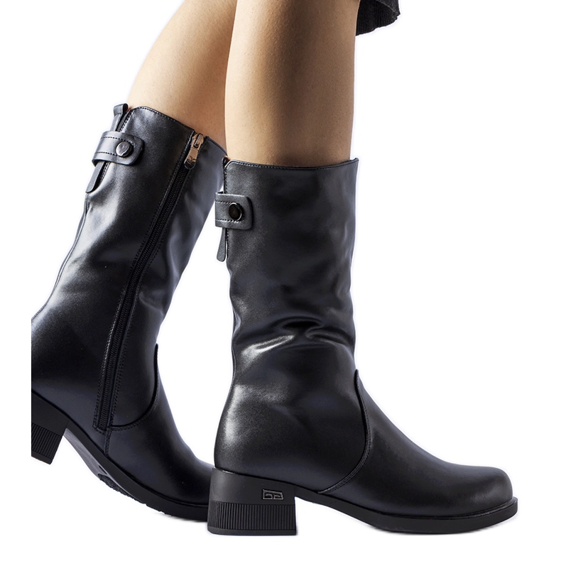 Mustat eristetyt lyhyet Satordi-saappaat