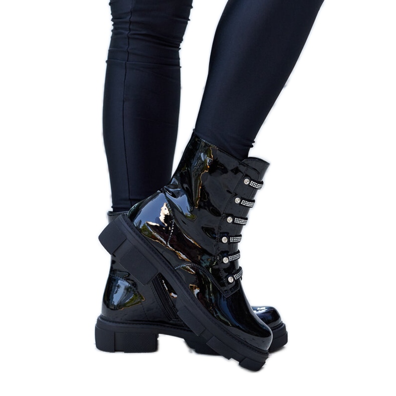 Mustat patentoidut nilkkurit, joissa Sfaranda strassit