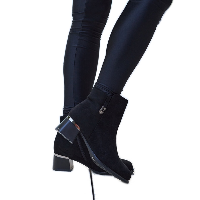 Mustat tyylikkäät saappaat Bocconin strassilla