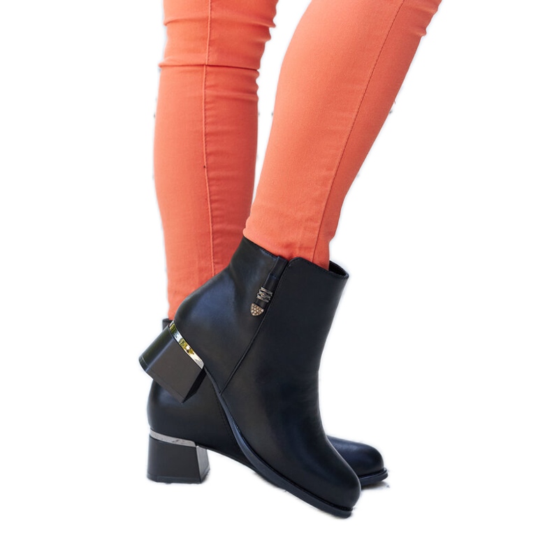 Mustat tyylikkäät saappaat Bocconin strassilla