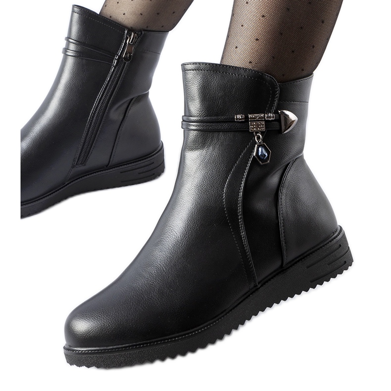 Mustat eristetyt nilkkurit koristeellisella Nola-riipuksella