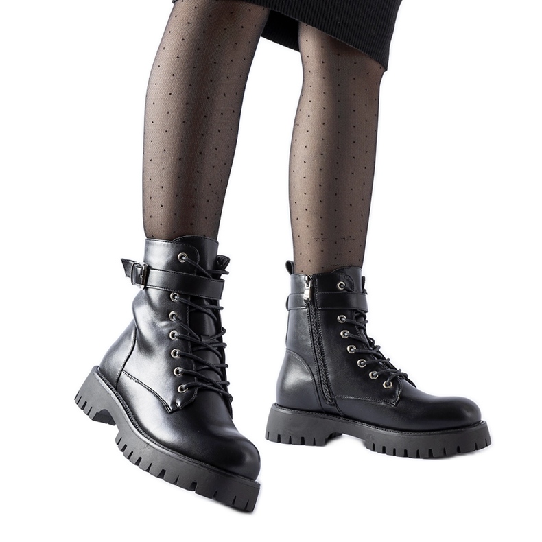 Mustat eristetyt nilkkurit, joissa koristeellinen Fino-solki