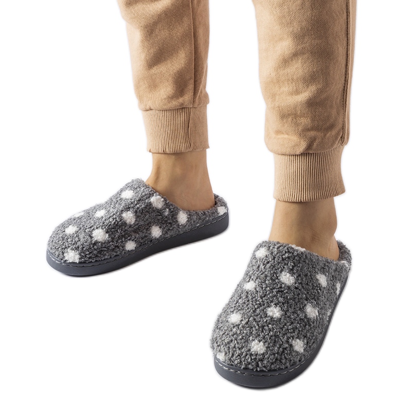 Harmaat lämpimät tossut valkoisilla pilkuilla