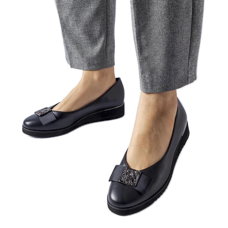 Mustat balettihousut, joissa on jousi kiilassa