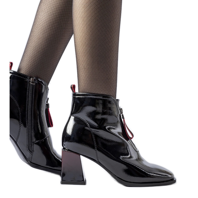 Mustat patentoidut nilkkurit Bibbiano-blokilla