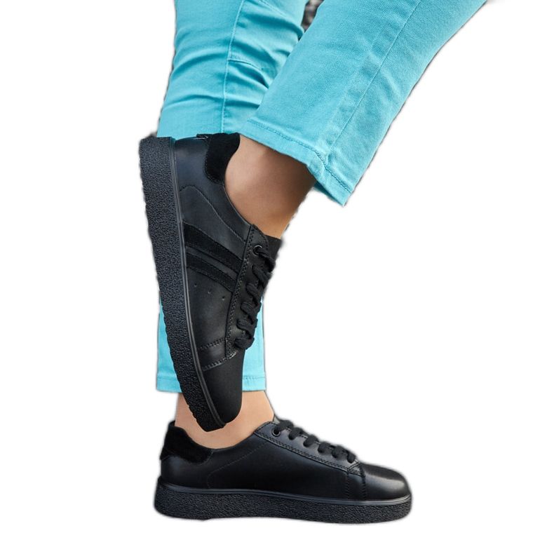 Mustat nahkaiset nauhalliset lenkkarit