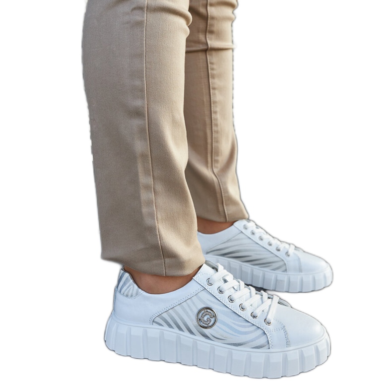 Lavalla valkoiset nahkalenkkarit valkoinen