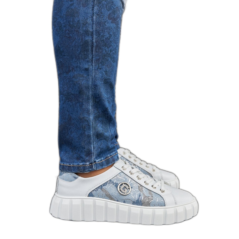 Valkoiset ja siniset nahkaiset lenkkarit valkoinen