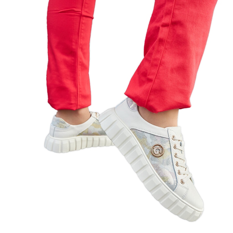 Beiget nahkalenkkarit strassilla