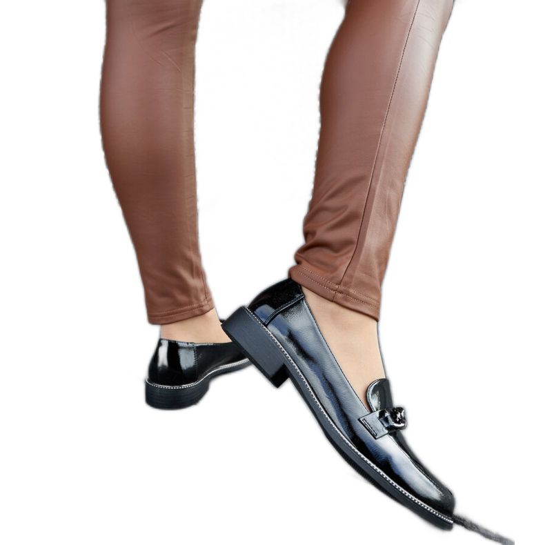 Mustat patentoidut loaferit soljella