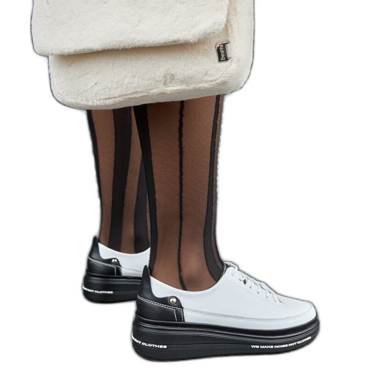 Mustavalkoiset nahkaiset kiilalenkkarit Piano valkoinen