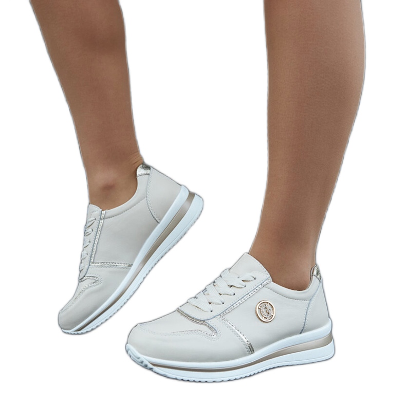 Beiget nahkalenkkarit strassilla