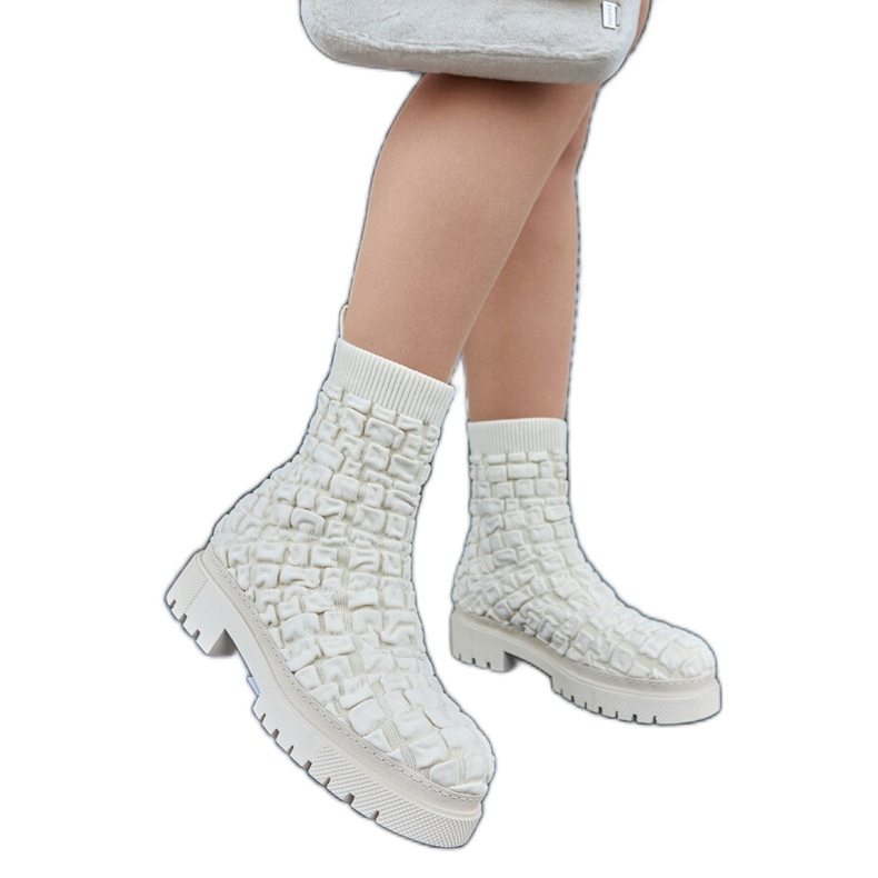 Arlingtonin beige-nilkkurit, joissa sukkapäällinen