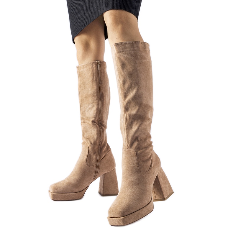 Beiget lämpimät saappaat massiivisella Fantino-korolla