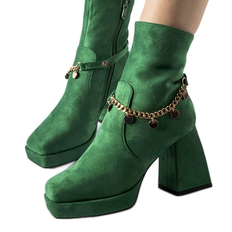 Vihreät eristetyt saappaat Saviore-riipuksella