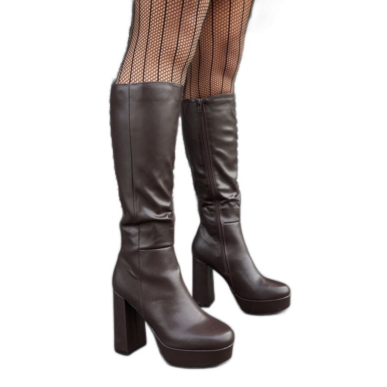 Zoccorinon ruskeat saappaat alustalla ja korolla