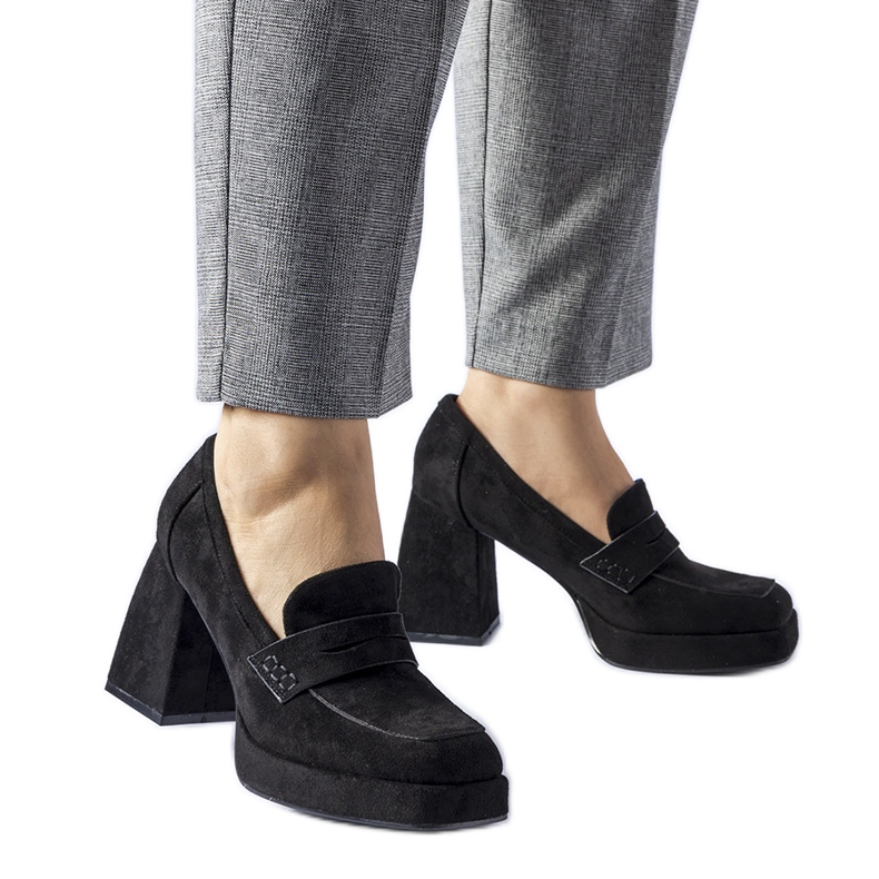 Mustat korkeakorkoiset Solaine-pumput