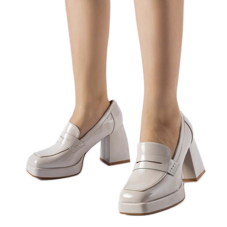 Harmaat patentoidut pumput, joissa West-kanta