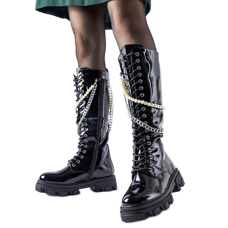 Mustat patentoidut saappaat Clarksburgin helmillä