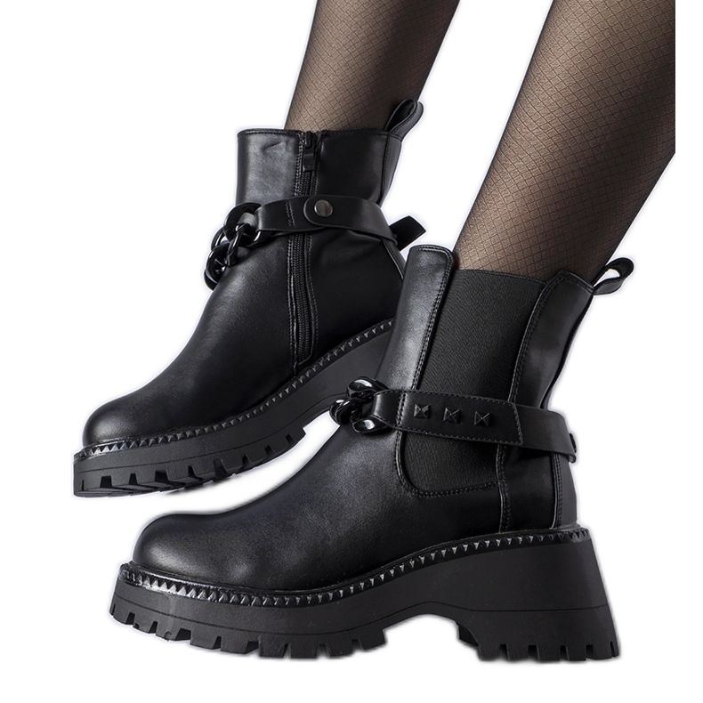 Mustat nilkkurit massiivisella Beltran-pohjalla