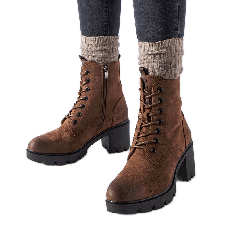 Romildan ruskeat mokkanahkaiset korkeakorkoiset nilkkurit musta