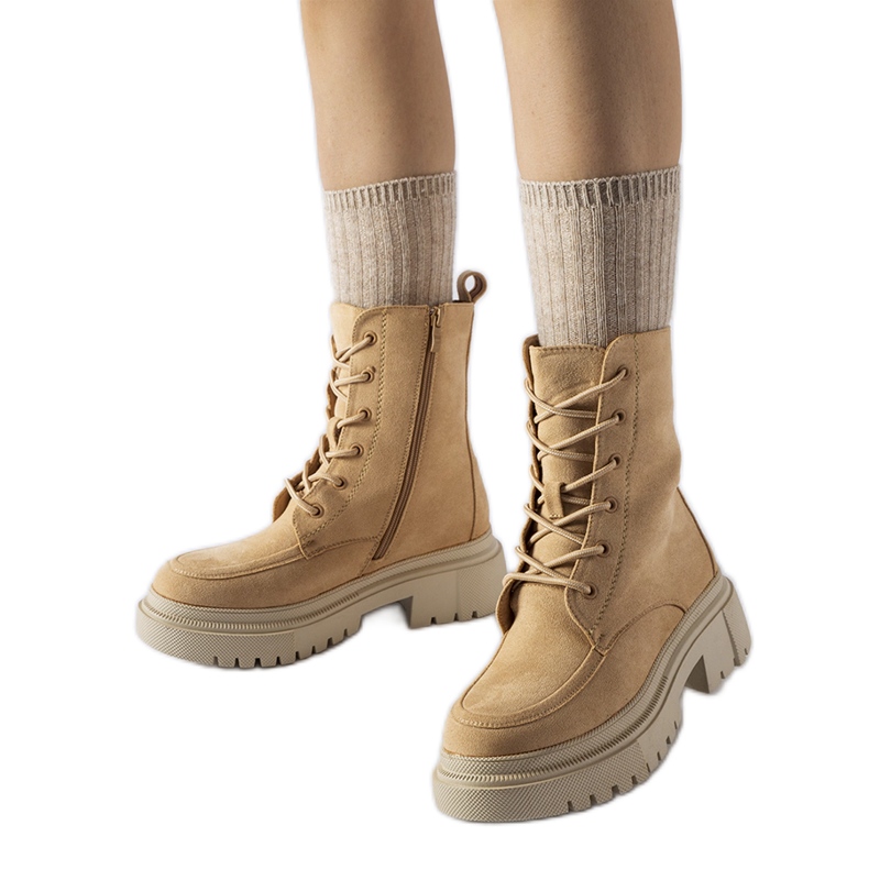 Ruskeat saappaat massiivisella Riel-pohjalla