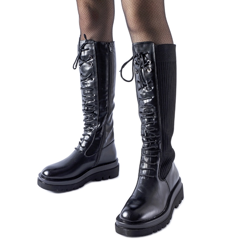 Mustat korkeaeristetyt Geronimo-saappaat